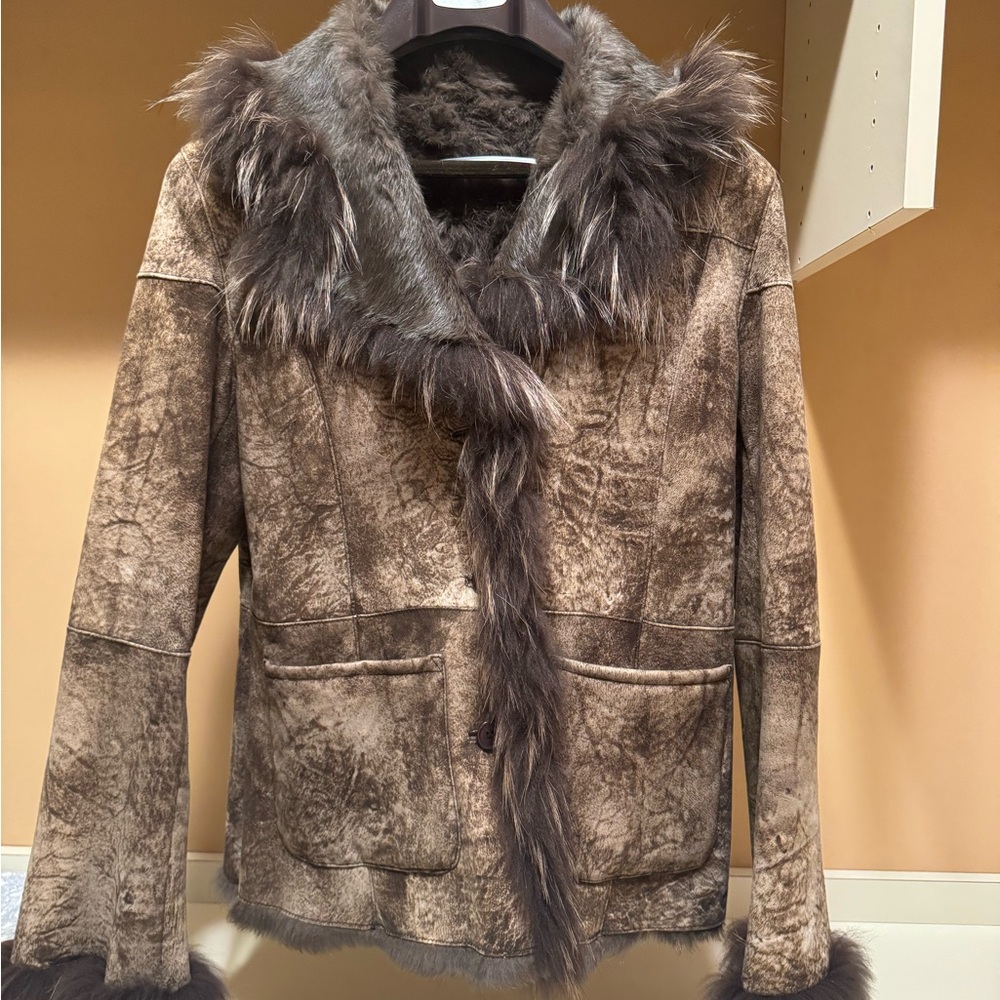 An amazing short genuine fur jacket. Size M